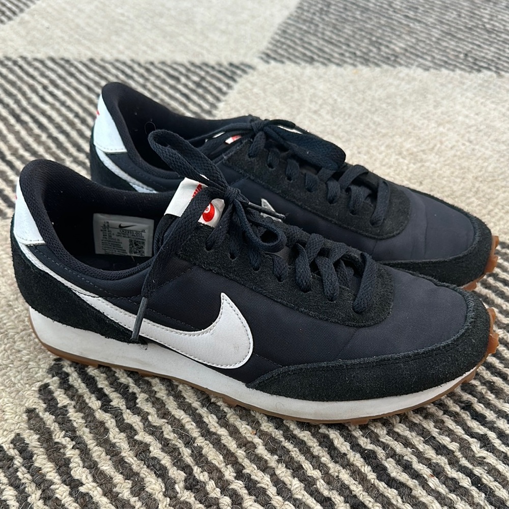 Nike Daybreak Black Women's size 8.5 like new - no box. Hard to find!